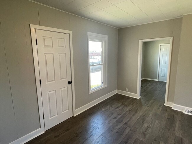 Building Photo - 4 bedroom home ready now!