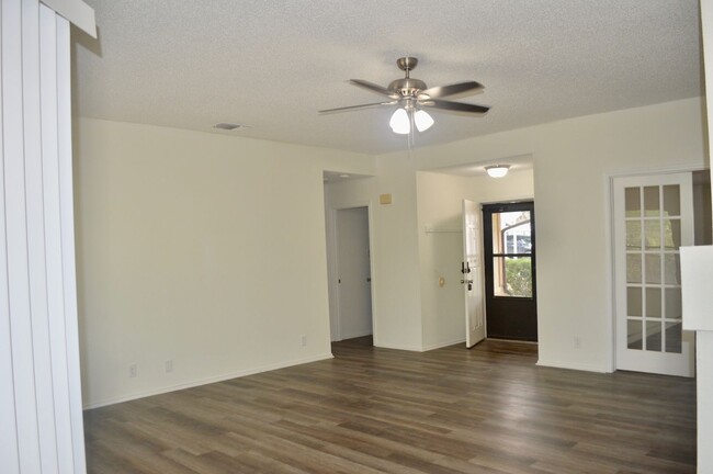 Building Photo - Charming 3 bed 2 bath with a converted gar...