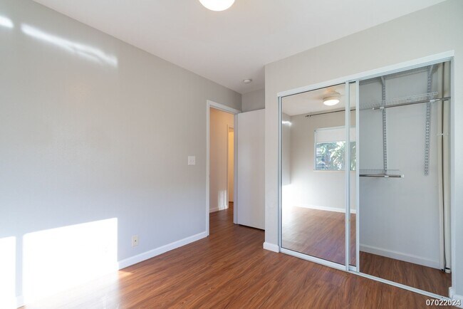 Building Photo - Immaculate 3bd/2.5 SF Home With Upstairs O...