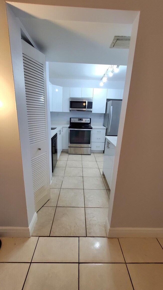 Building Photo - 721 N Pine Island Rd