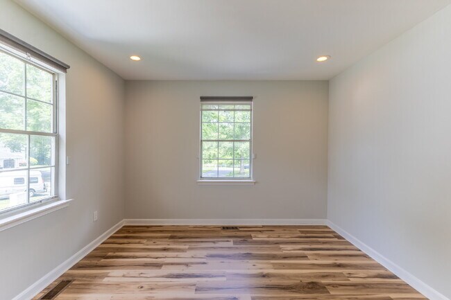 Building Photo - Spacious & Stylish 3-Bedroom Townhome in S...