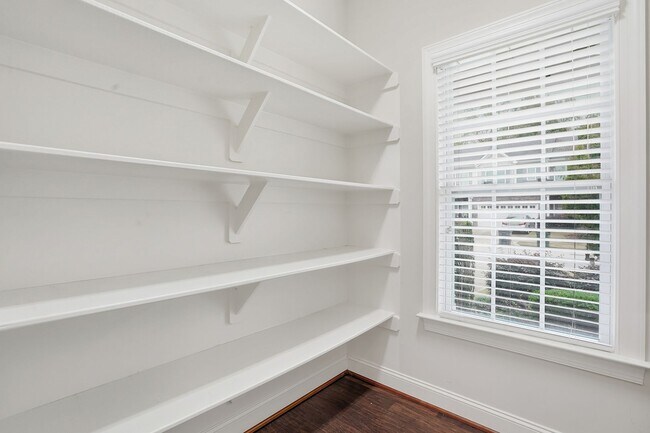 Building Photo - FIRST FLOOR MASTER BEDROOM-END UNIT-GREAT ...