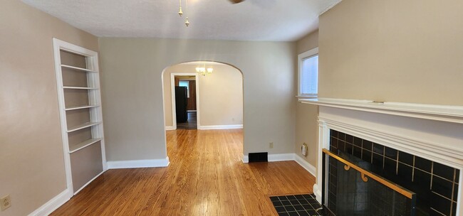 Building Photo - Welcome to this charming 3-bedroom, 2-bath...