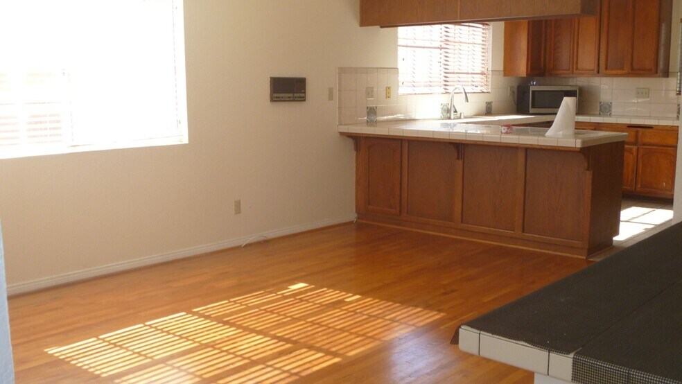 DINING ROOM NEXT TO KITCHEN-MAIN LEVEL - 2106 Clark Ln