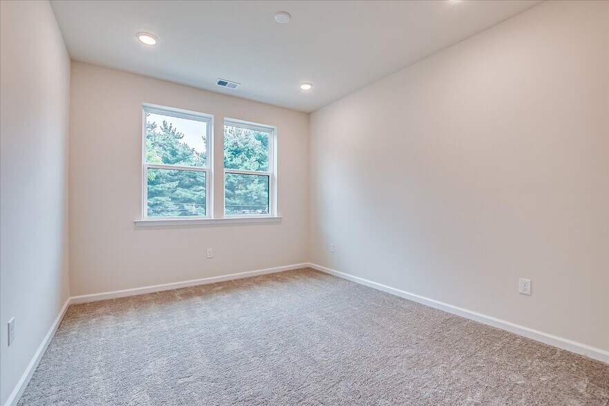 Building Photo - 624 Sadie Cir