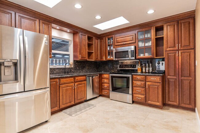Building Photo - 5290 Pine Tree Dr