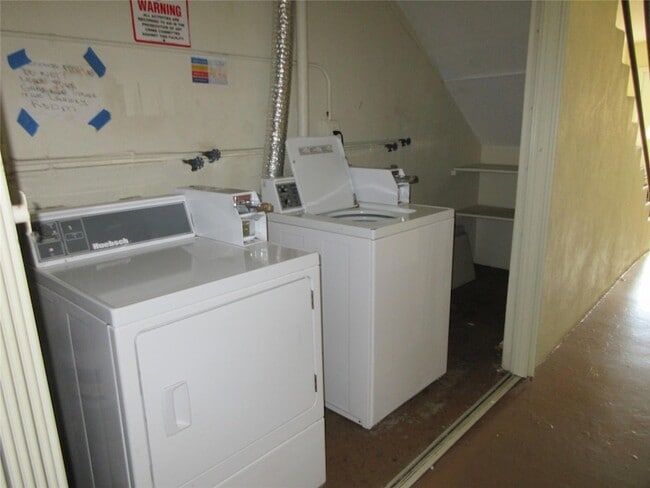 Building Photo - 4240 Woodside Dr