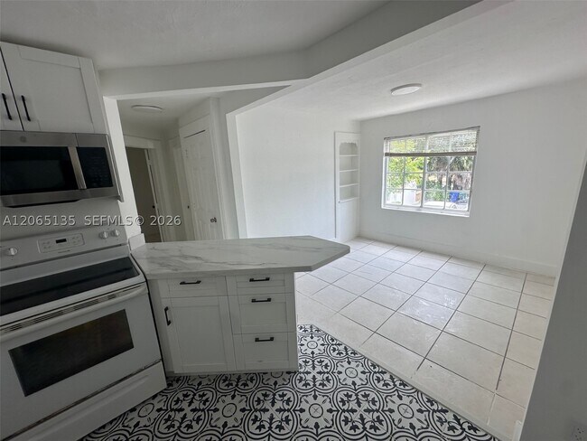 Building Photo - 553 NE 65th St