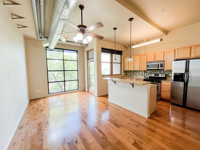 Building Photo - Fantastic Studio Condo in Old Town