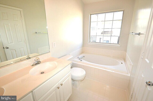 Building Photo - 13510 Nickleback Ct