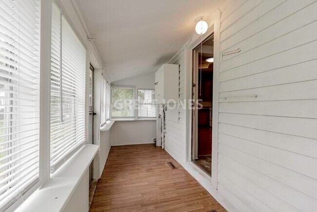 Building Photo - NOW OFFERING HALF OFF FIRST FULL MONTH IF ...