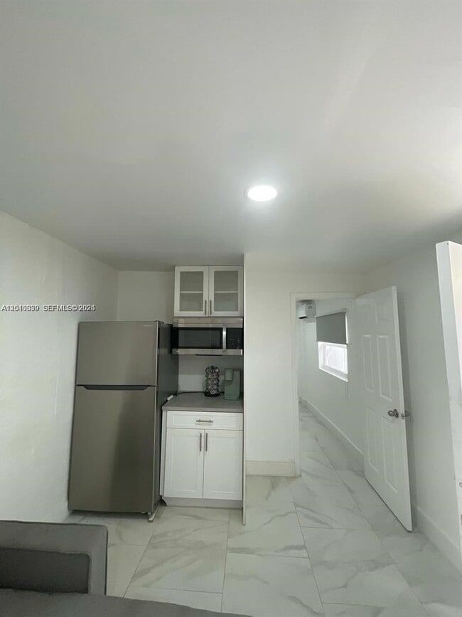 Building Photo - 2320 SW 44th St