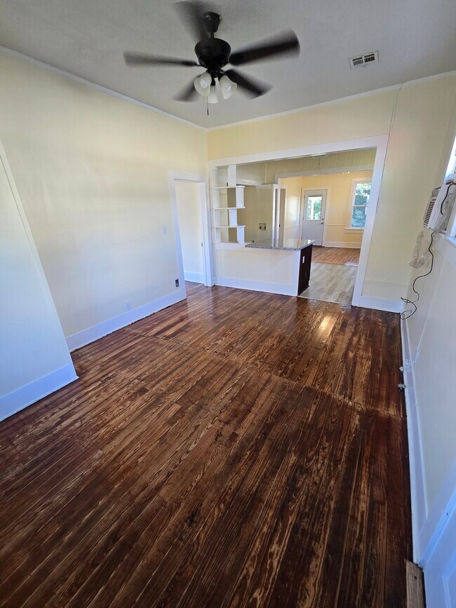 Building Photo - 116 Albert St