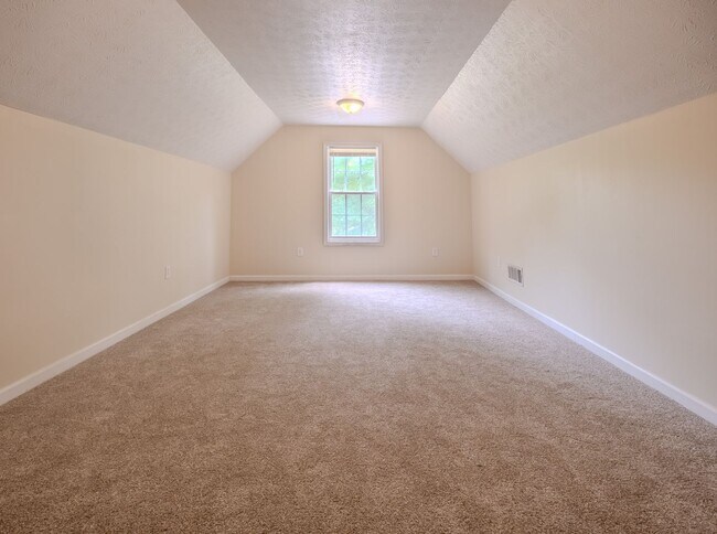 Building Photo - Beautiful 4 Bedroom Home on Large Private Lot in Hoschton