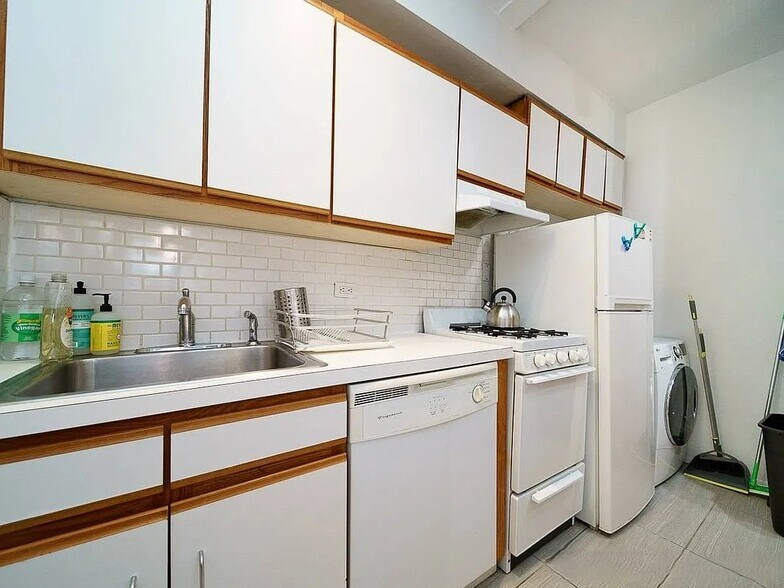 Building Photo - 51 W 88th St