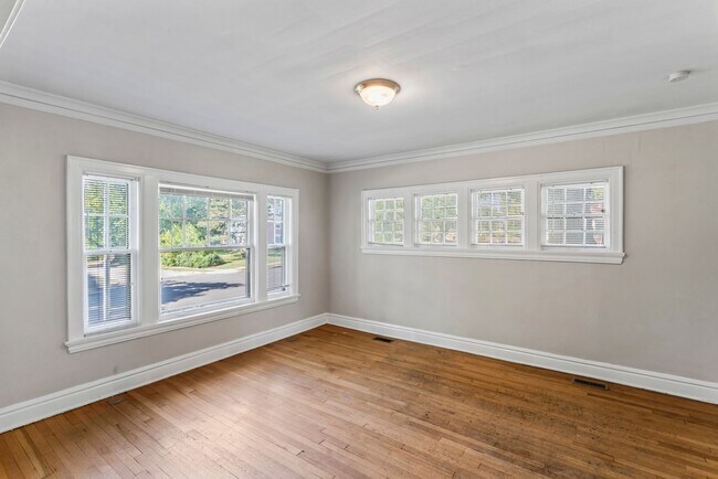 Building Photo - Charming 3-Bed Home Near UMKC with Hardwoo...