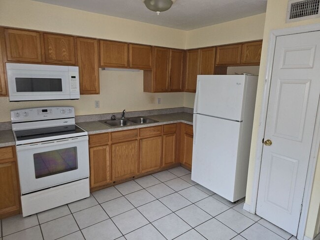 Building Photo - Charming 2 bedroom, 1.5 bathroom, 2 story ...