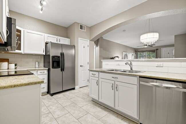 Building Photo - Charming & Updated Unit in Prime Denver Location