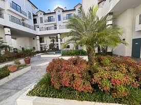 Building Photo - 111 S Oak Knoll Ave