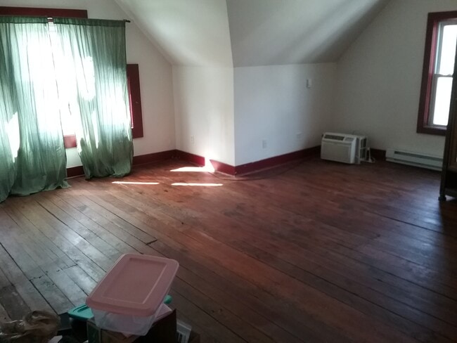 largest bedroom - 931 Westcott St