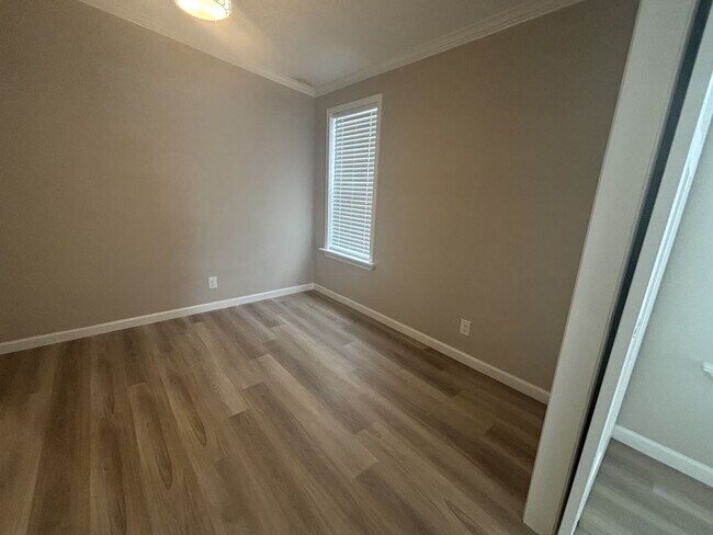 Building Photo - 934 Cayman Ave W