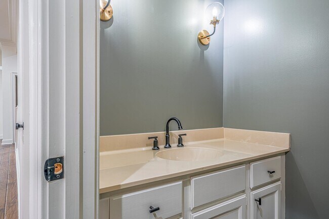 Building Photo - 482 E Racquet Club Pl