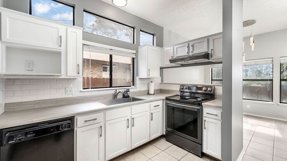 Building Photo - 9806 Pebble Ridge Dr