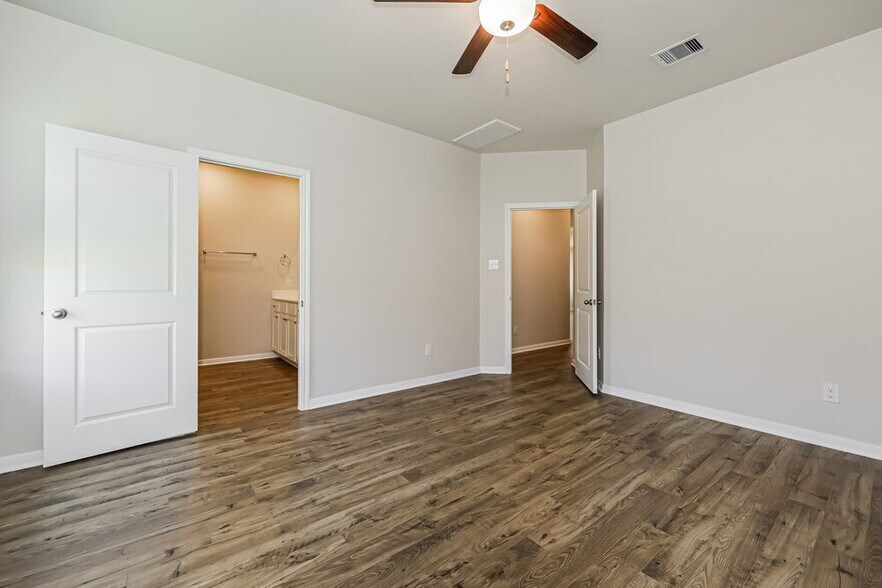 Building Photo - 16427 Honeysuckle Hl Dr