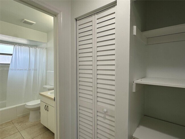 Building Photo - 5841 SW 36th Ct
