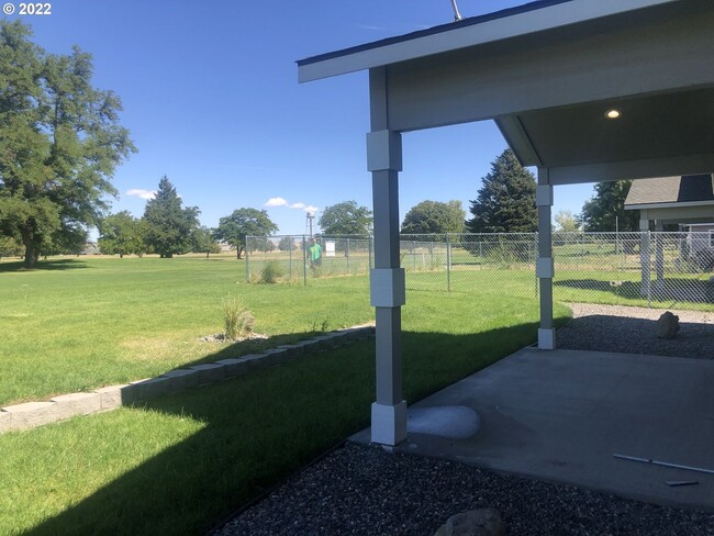 Building Photo - Golf Course living
