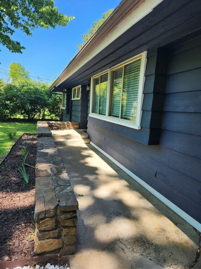 Building Photo - Midcentury Modern in Fayetteville