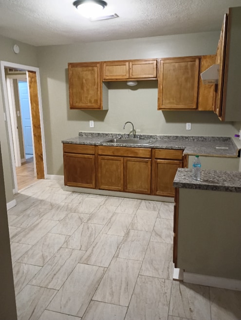 Building Photo - 821 W Cherry St