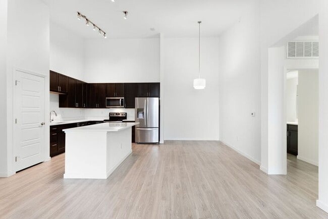 Building Photo - 2BR Condo w/ Fireplace, In-Unit Laundry & A/C in Parker