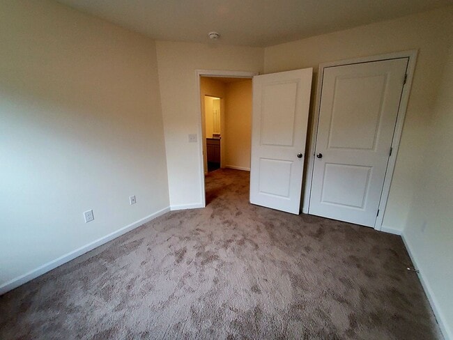 Building Photo - Kodak 37764 - 3 bedroom 2.5 bath townhouse - call Dustin Walker 865-221-0197