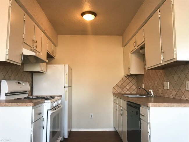Building Photo - 2 br, 1 bath  - 1203 W 49th St Unit D