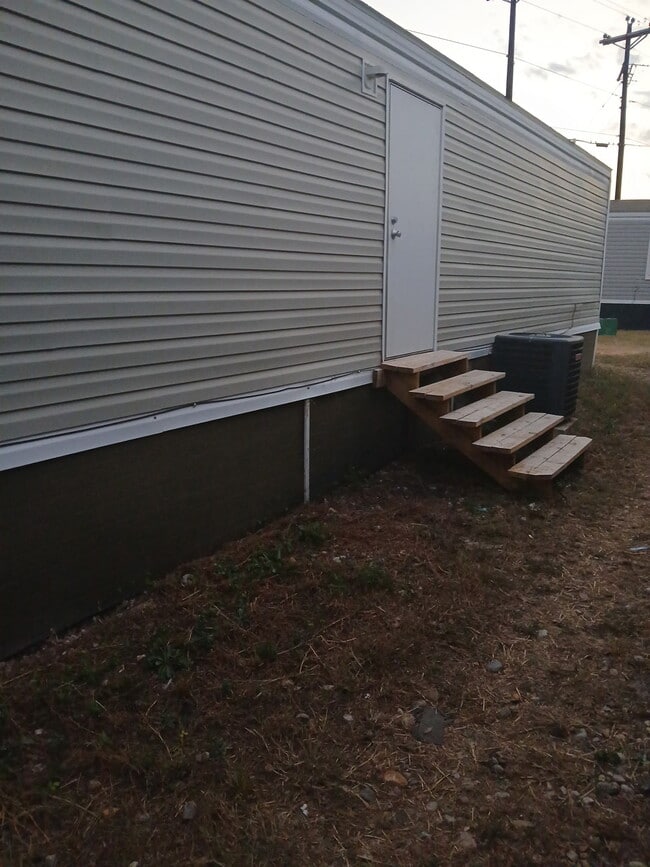 Building Photo - 828 E Hwy 71