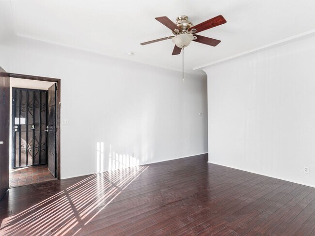 Interior Photo - 432-440 Walnut Ave