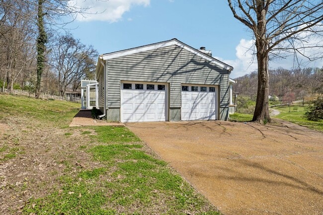 Building Photo - Experience the perfect blend of privacy and open space in this beautifully maintained 3-bedroom, ...