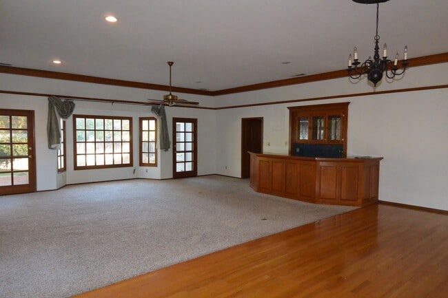 Building Photo - Cute Home in Beverly Glen Area