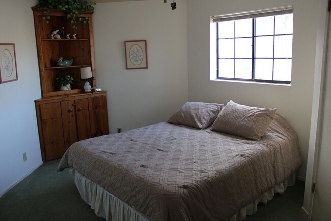 Building Photo - Riverfront 4 Bedroom Vacation Home Includes utiliities