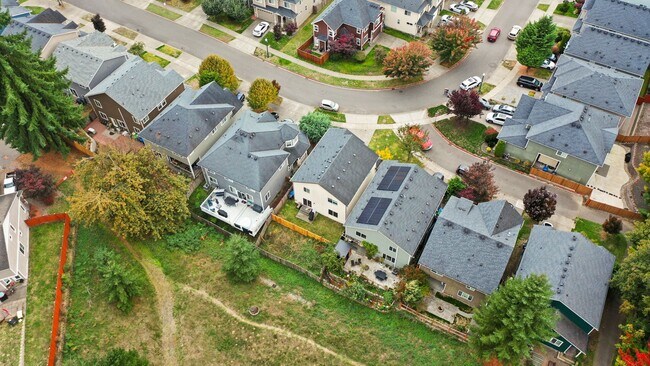 Building Photo - Well maintained 4 bedroom 2.5 bath home in...