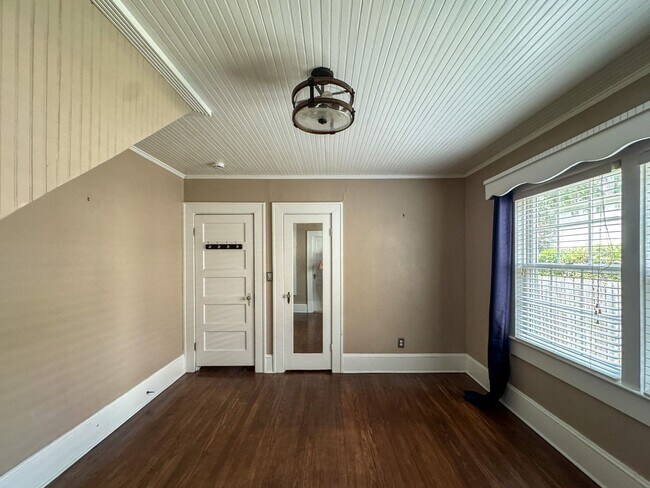 Building Photo - Gorgeous 4 Bed, 3 Bath Haymount Home