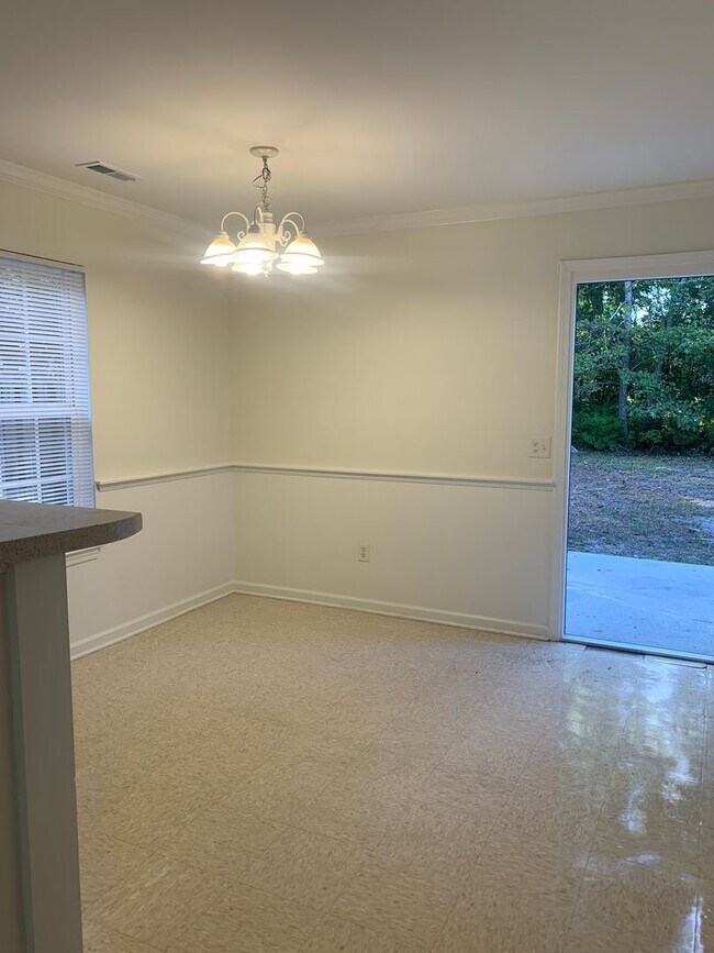 Building Photo - 3 Bedroom 2 Bath House on Victory Gardens Available Now