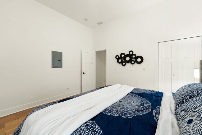 Building Photo - 1941 W Augusta Blvd