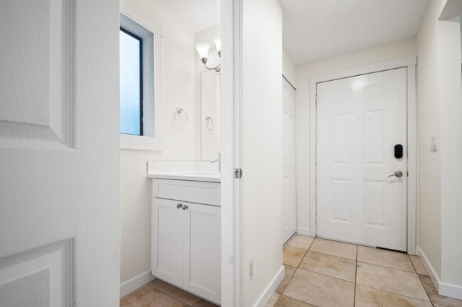 Building Photo - 2Bd/1.5Ba Kirkland Townhouse