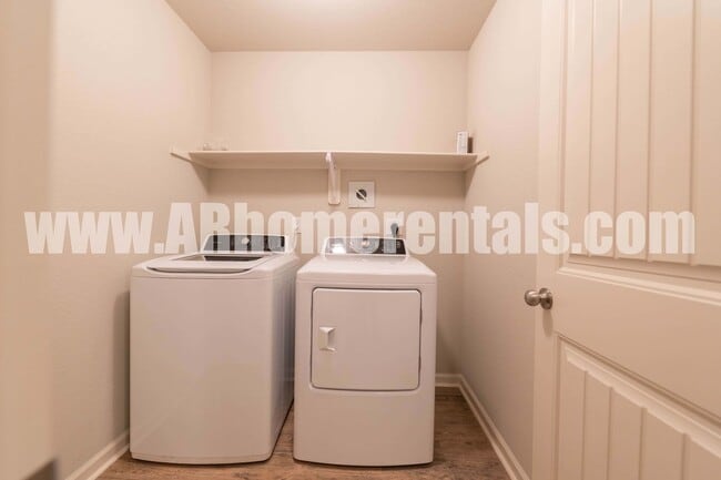 Building Photo - Spacious Newer Home!