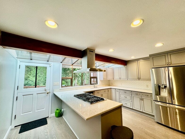 Building Photo - Renovated Woodinville home sitting in park like setting.