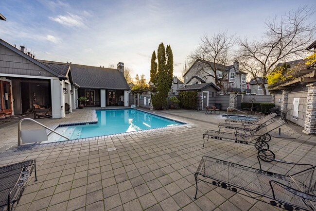 Building Photo - Townhome-Style Condo at Columbia Shores - 3 Bedroom