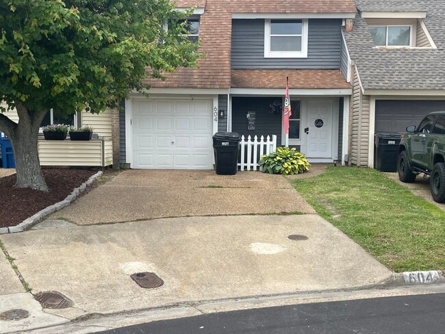 Building Photo - 604 Briar Ct