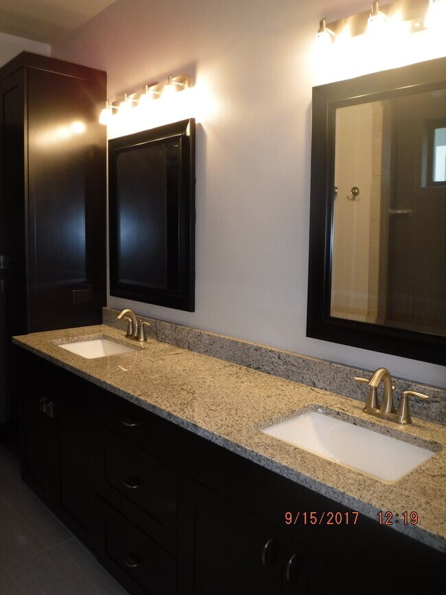 Building Photo - Gorgeous modern 5 bedroom - Minutes from MSU!